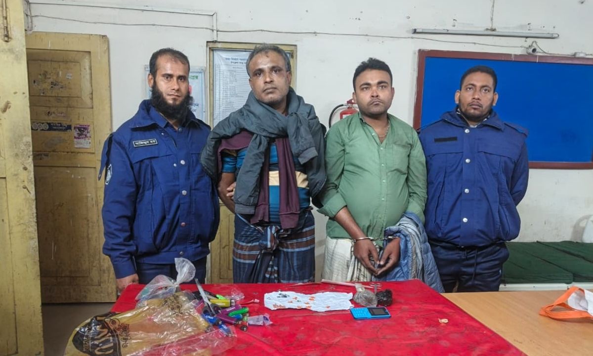 ইয়াবাসহ আটক ‍দুজন। ছবি : রূপালী বাংলাদেশ