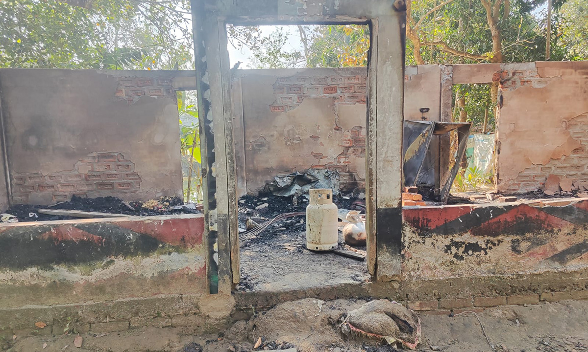 আগুনে পোড়া দোকান। ছবি : রূপালী বাংলাদেশ