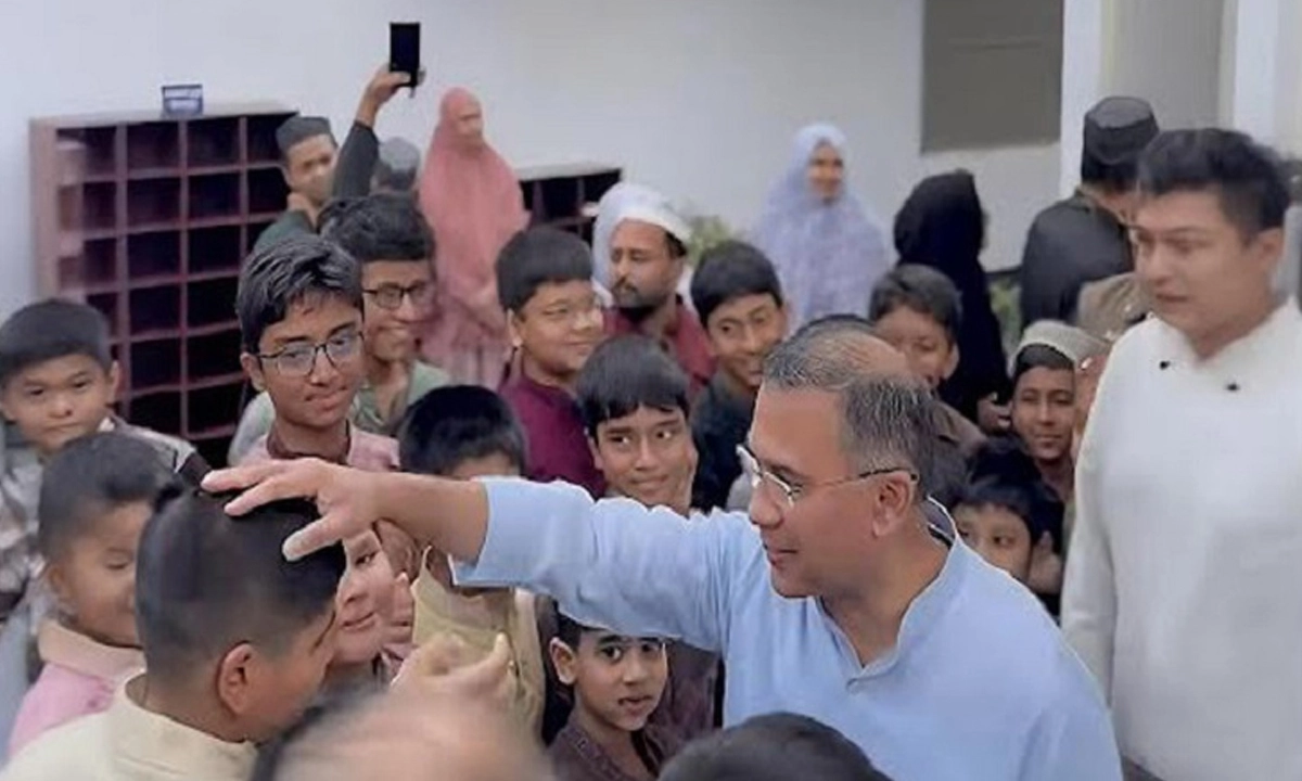 জুমার নামাজ শেষে শিশুদের সঙ্গে প্রাণবন্ত সময় কাটান প্রধানমন্ত্রী তারেক রহমান । ছবি : সংগৃহীত