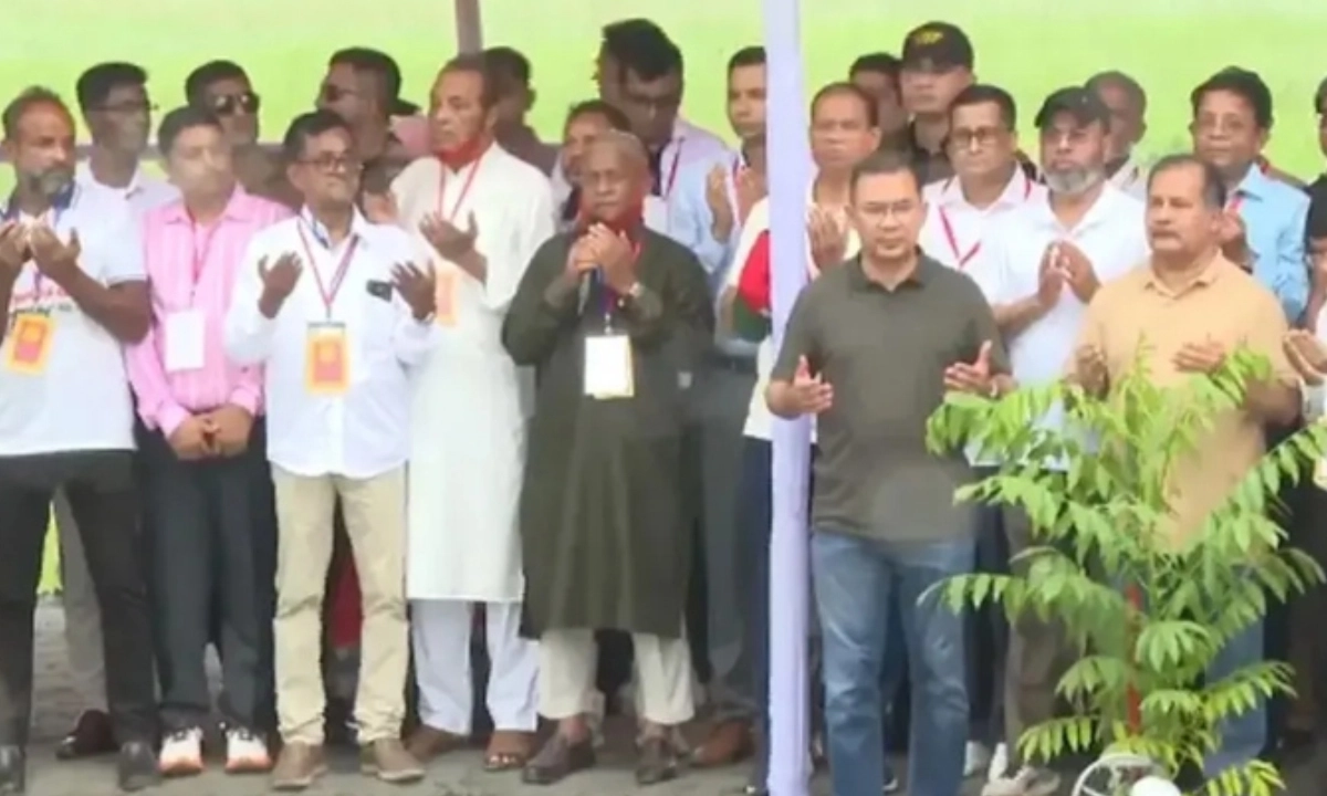 প্রধানমন্ত্রী তারেক রহমান বরিশাল পৌঁছে বৃক্ষরোপণ কর্মসূচি ও ফ্যামিলি কার্ড বিতরণ কার্যক্রমে অংশ নিয়েছেন।ছবি : সংগৃহীত