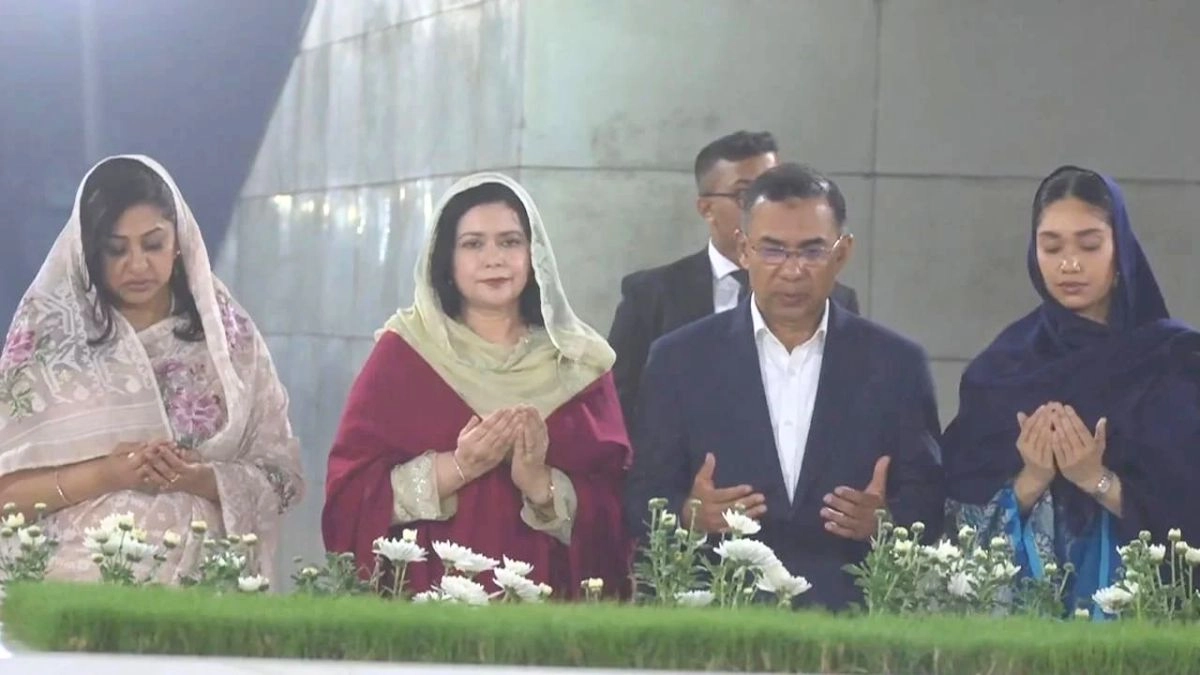 পরিবারের সদস্যদের নিয়ে বাবা-মায়ের কবর জিয়ারত করছেন প্রধানমন্ত্রী তারেক রহমান। ছবি : সংগৃহীত