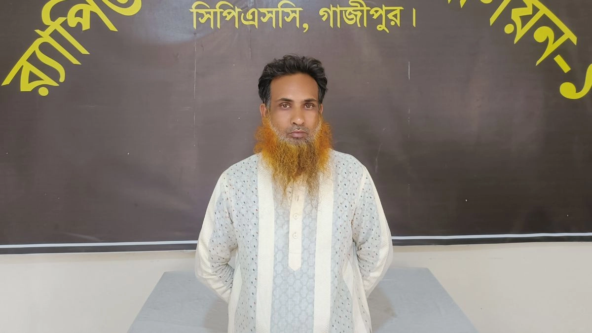 আটক মাদক কারবারি। ছবি : রূপালী বাংলাদেশ