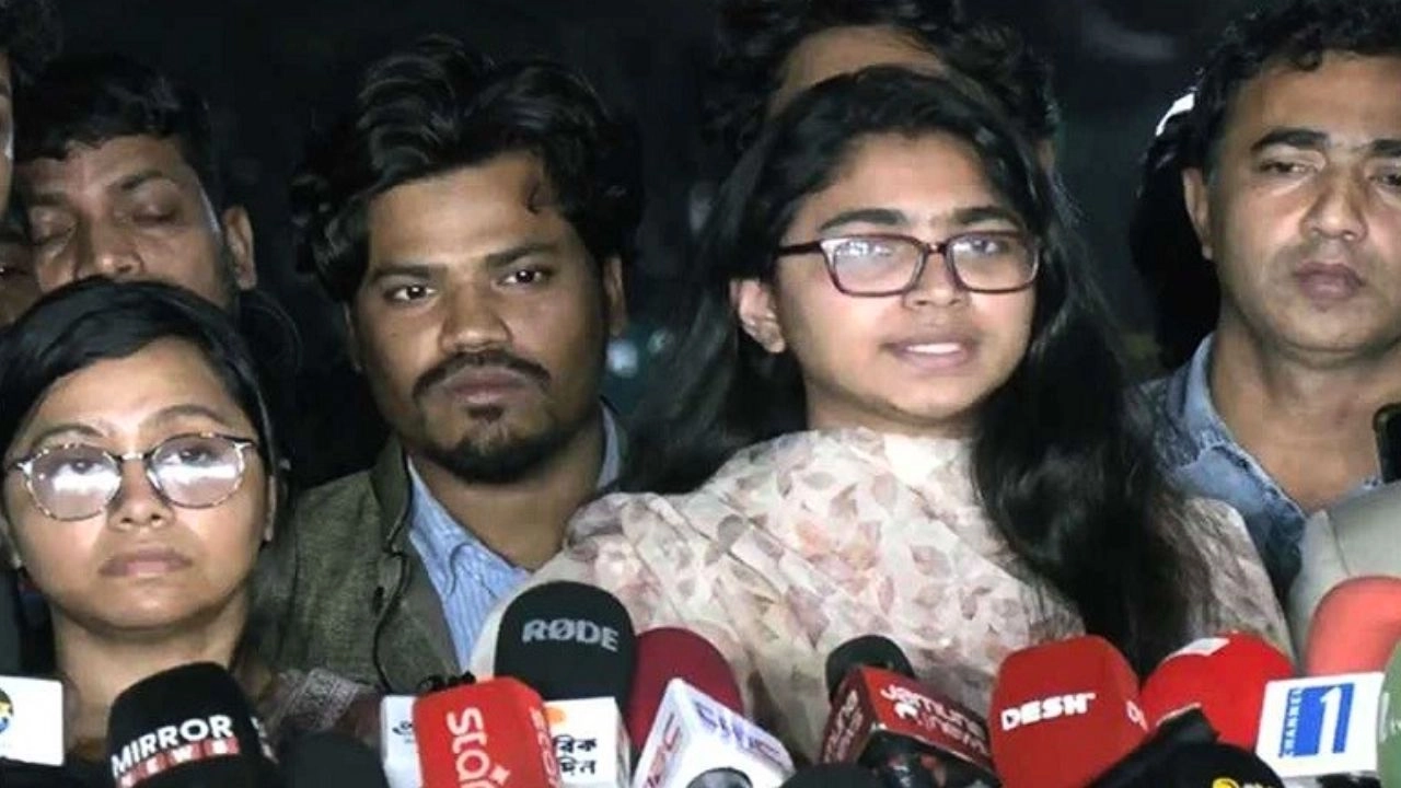 এভারকেয়ার হাসপাতালের সামনে প্রেস ব্রিফিংয়ে কথা বলছেন ডা. তাসনিম জারা। ছবি : সংগৃহীত
