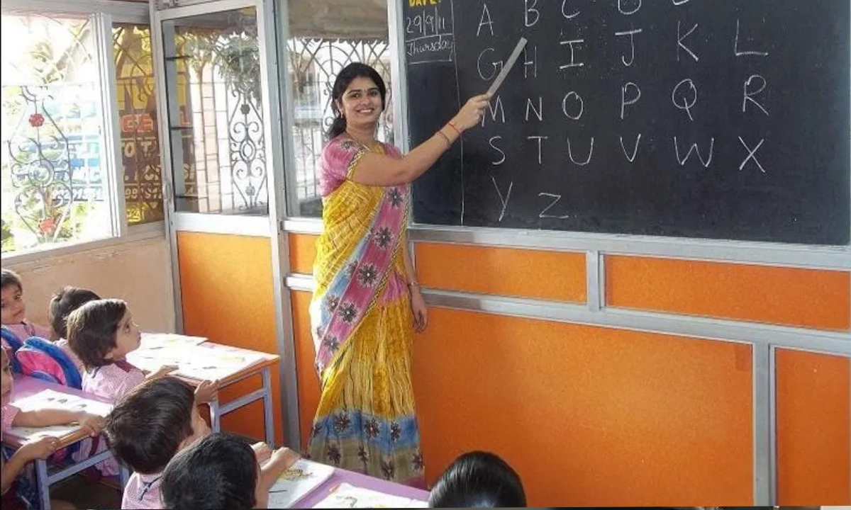 শিক্ষার্থীদের ক্লাস নিচ্ছেন শিক্ষক। ছবি- সংগৃহীত