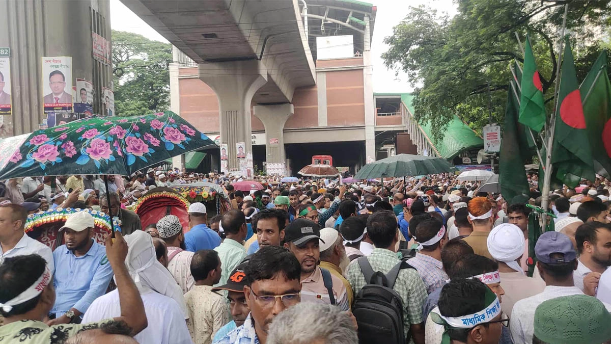 এমপিওভুক্ত শিক্ষা জাতীয়করণের দাবিতে হাজারো শিক্ষক জাতীয় প্রেসক্লাবের সামনে জড়ো হয়েছেন।    ছবি- সংগৃহীত