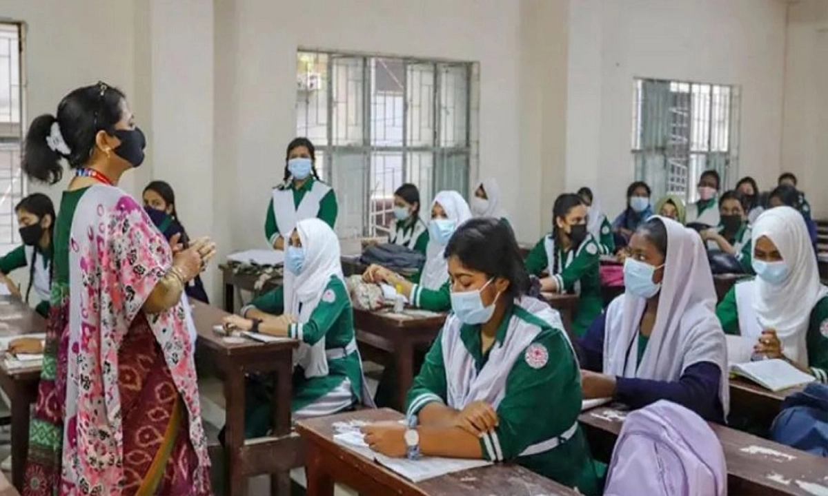 শ্রেণিকক্ষে শিক্ষক। ছবি- সংগৃহীত