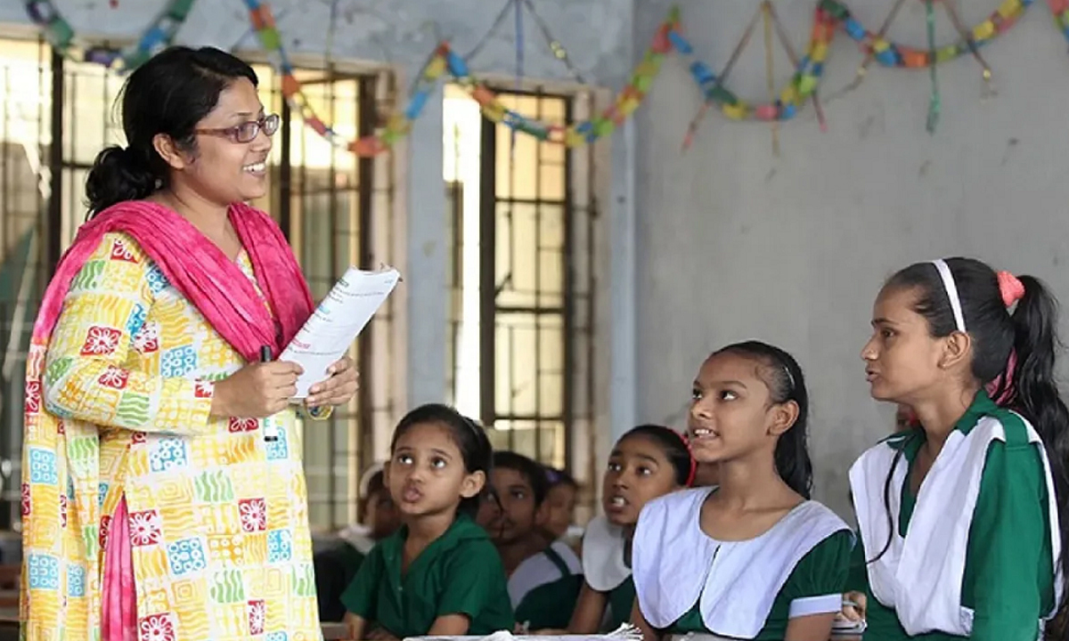 ক্লাস নিচ্ছেন শিক্ষিকা। ছবি- সংগৃহীত