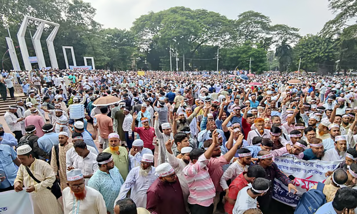 কেন্দ্রীয় শহীদ মিনারে অবস্থান কর্মসূচি পালন করছেন শিক্ষকরা। ছবি- সংগৃহীত