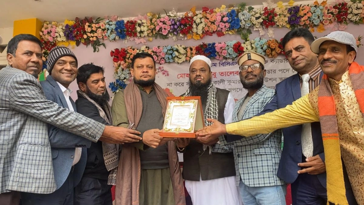 শিক্ষক আবু তালেবকে সংবর্ধনা দিচ্ছেন এলাকাবাসী। ছবি : রূপালী বাংলাদেশ