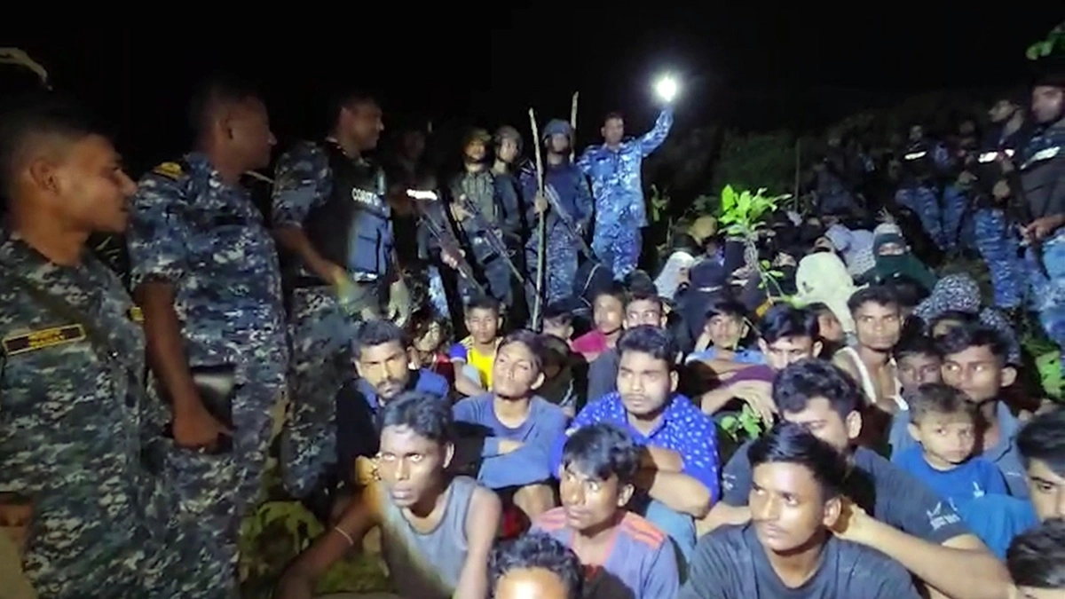 নারী ও শিশুসহ ৬৬ জনকে উদ্ধার করেছে বাংলাদেশ নৌবাহিনী ও কোস্টগার্ড। ছবি- সংগৃহীত