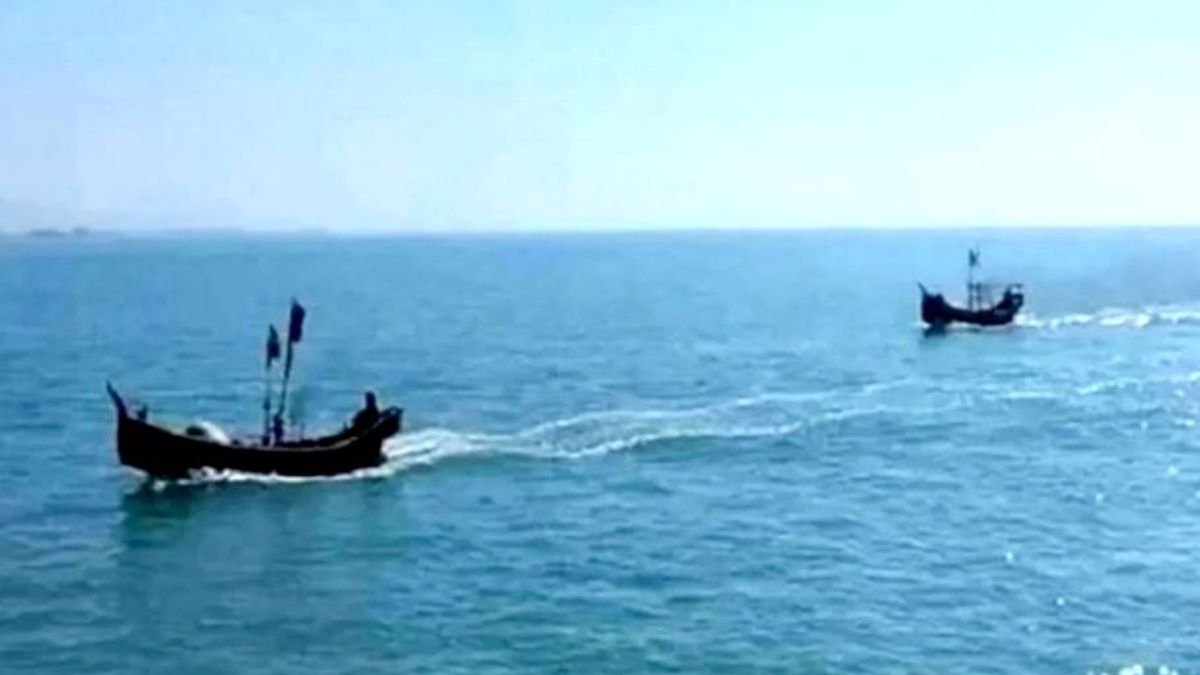 বঙ্গোপসাগরে ট্রলার ভাসছে। ছবি- রূপালী বাংলাদেশ