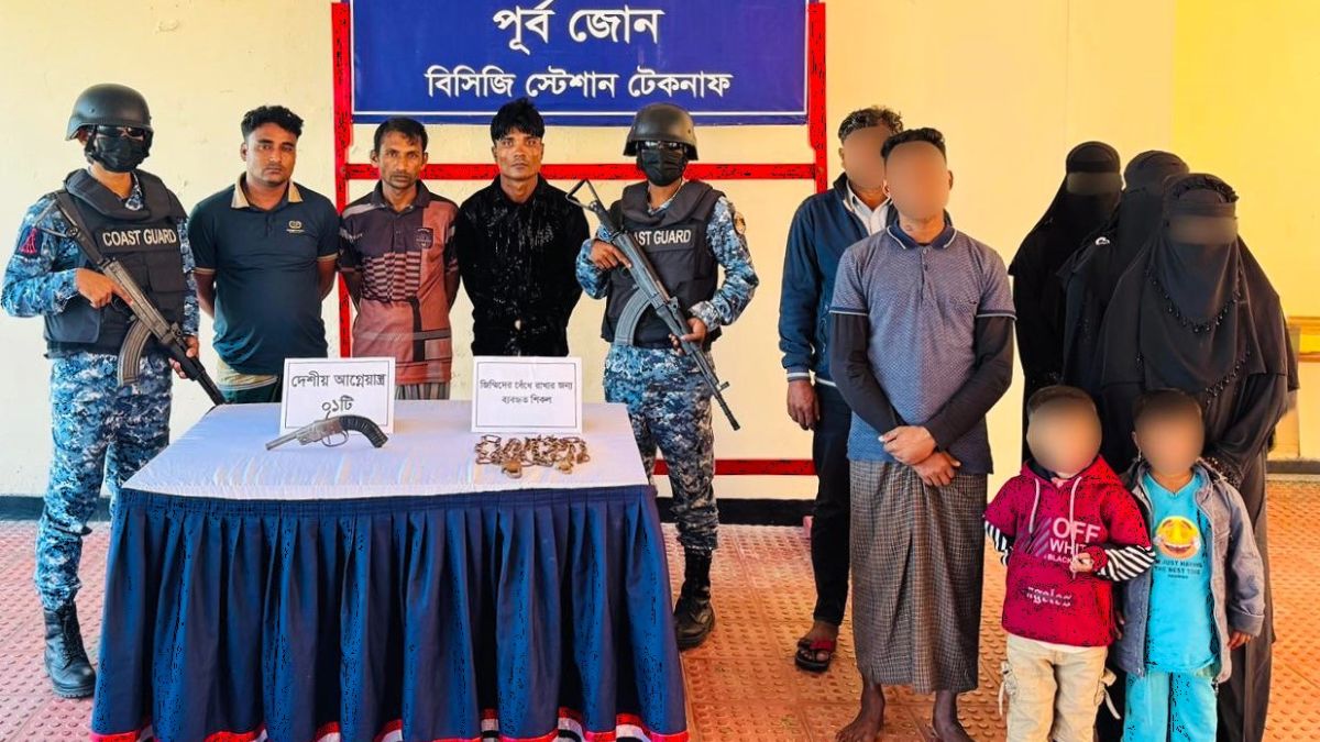 আটক ৩ পাচারকারী ও উদ্ধারকৃতরা। ছবি- রূপালী বাংলাদেশ