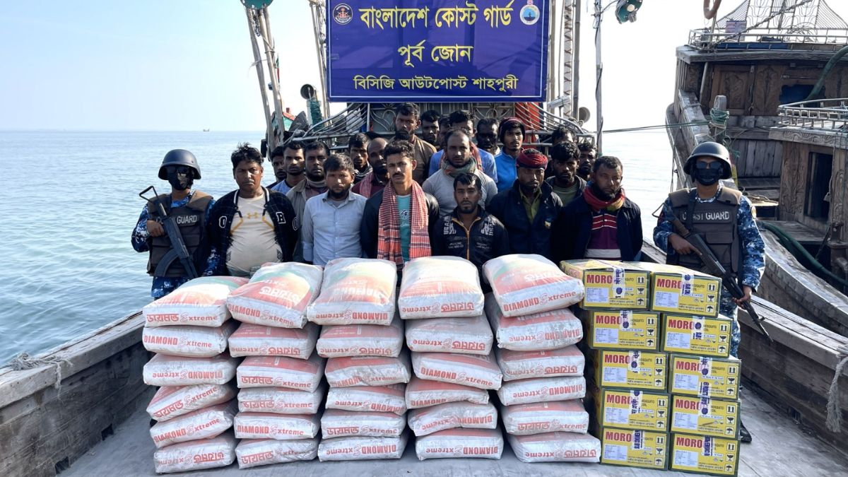 জব্দকৃত সিমেন্ট ও বাংলাদেশি পণ্যসহ পাচারকারীরা। ছবি- রূপালী বাংলাদেশ