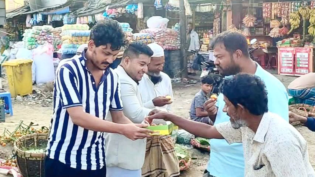 সাধারণ মানুষের মাঝে ৪০ কেজি মিষ্টি বিতরণ করছেন ছাত্রদল নেতা সিফাত। ছবি : সংগৃহীত