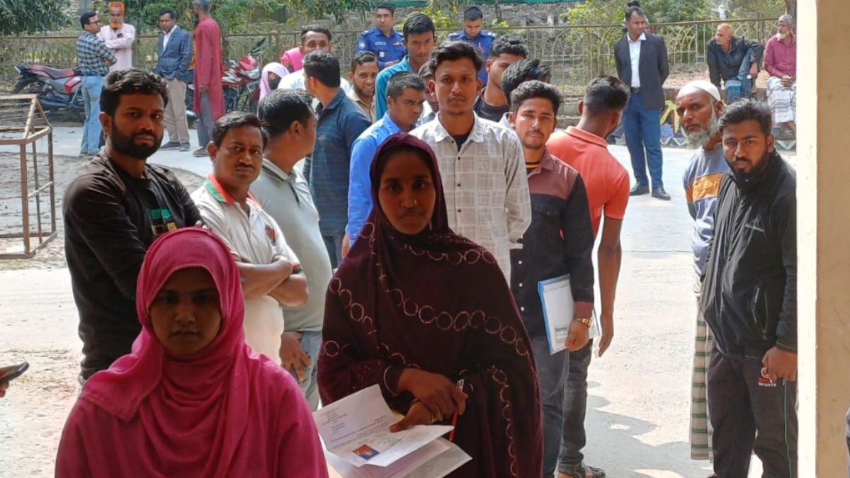 চাকরির পরীক্ষার্থীরা। ছবি : রূপালী বাংলাদেশ