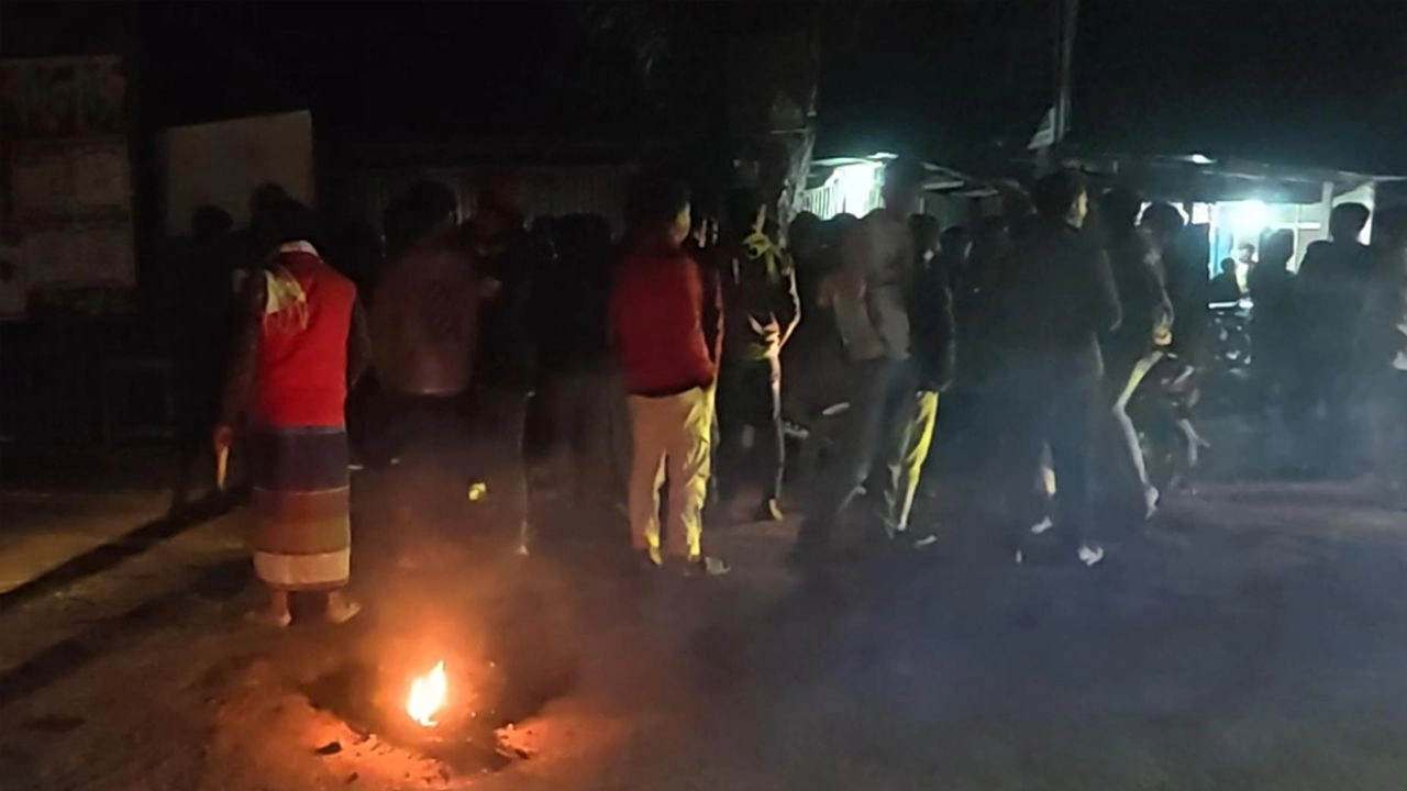 সহপাঠীর মৃত্যুতে সড়ক অবরোধ