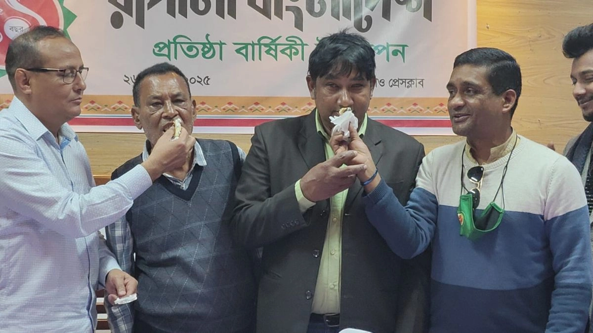 ঠাকুরগাঁওয়ে রূপালী বাংলাদেশ পত্রিকার বর্ষপূর্তি উপলক্ষে কেক খাওয়া হয়। ছবি- রূপালী বাংলাদেশ