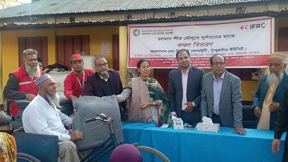 ঠাকুরগাঁওয়ে শীতার্ত ও দুস্থ মানুষের মাঝে কম্বল বিতরণ বাংলাদেশ রেডক্রিসেন্ট সোসাইটি। ছবি- রূপালী বাংলাদেশের। ছবি- রূপালী বাংলাদেশ