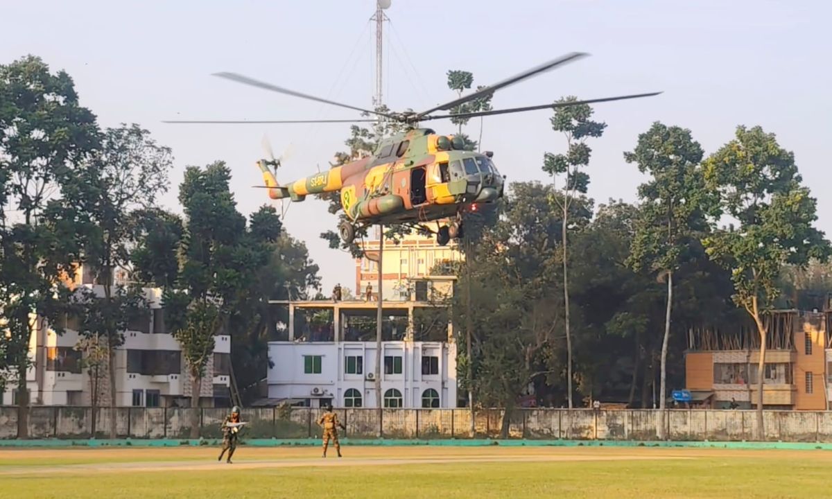 ঠাকুরগাঁওয়ে সেনাবাহিনীর বিশেষ কমান্ডো মহড়া। ছবি : রূপালী বাংলাদেশ