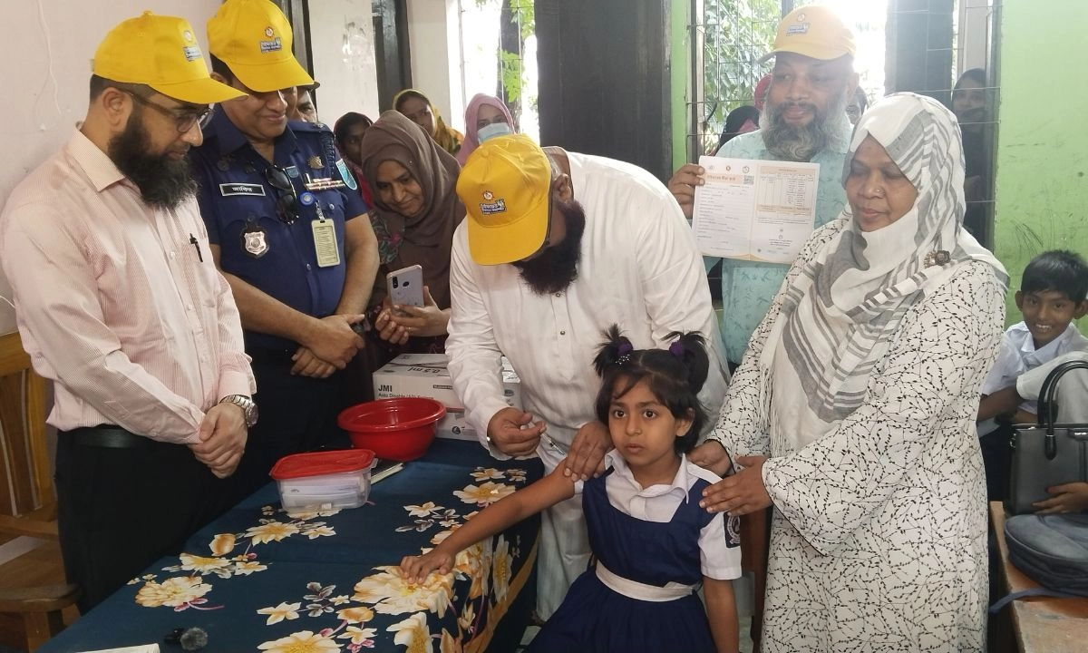 মানিকগঞ্জে শিশুদের টাইফয়েড টিকা দেওয়া হয়। ছবি- রূপালী বাংলাদেশ