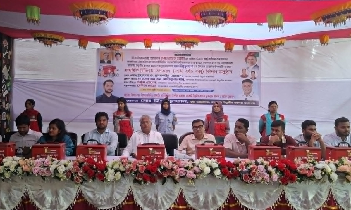 তিতুমীর কলেজে ফাস্ট এইড বক্স বিতরণ করল ছাত্রদল। ছবি- রূপালী বাংলাদেশ