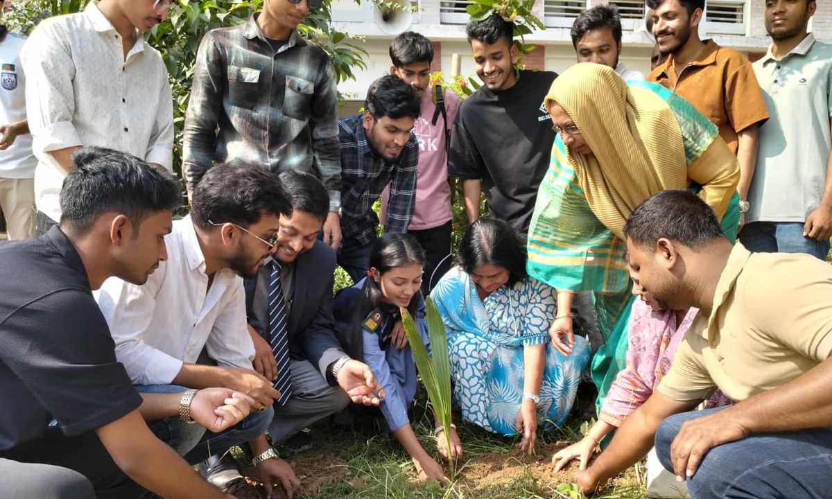 তিতুমীর কলেজে বজ্রপাত নিরোধে তালগাছ রোপণ কর্মসূচি অনুষ্ঠিত হয়েছে। ছবি- রূপালী বাংলাদেশ