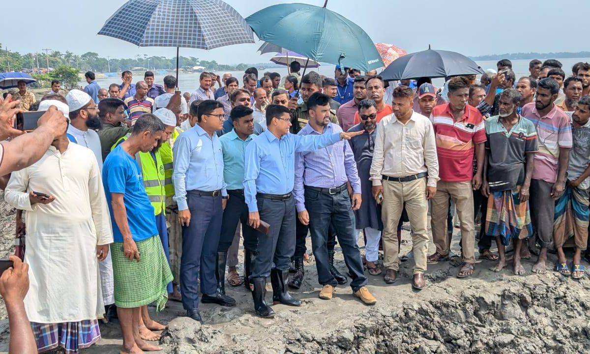 ক্ষতিগ্রস্ত এলাকা পরিদর্শনে খুলনার জেলা প্রশাসক মো. তৌফিকুর রহমান।