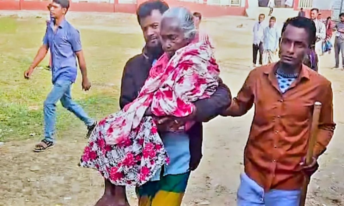 নাতির কাঁধে চড়ে ভোটকেন্দ্রে তৈয়বজান। ছবি : রূপালী বাংলাদেশ