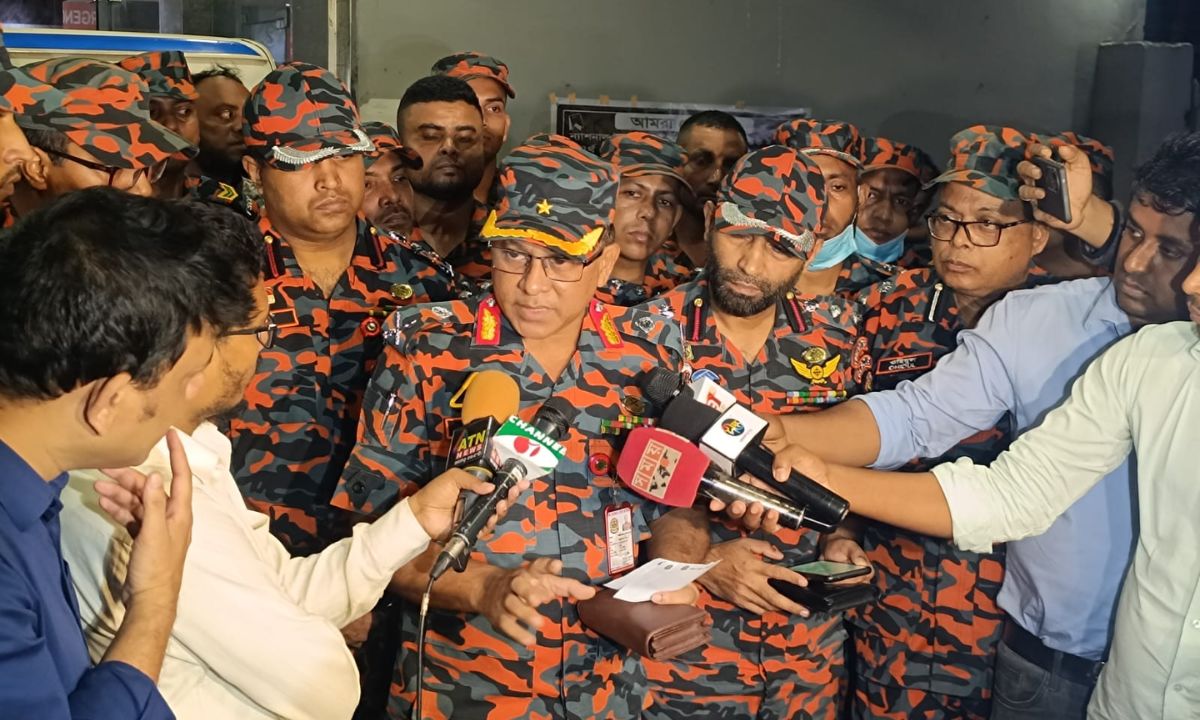 সাংবাদিকদের সঙ্গে কথা বলেন ব্রিগেডিয়ার জেনারেল মোহাম্মদ জাহেদ কামাল। ছবি- রূপালী বাংলাদেশ