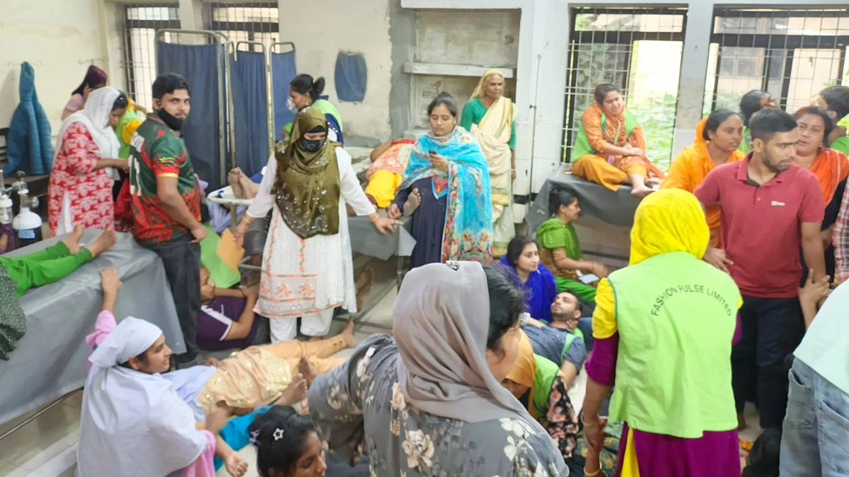 শহীদ আহসান উল্লাহ মাষ্টার জেনারেল হাসপাতালে  আহত শ্রমিকরা। ছবি- সংগৃহীত