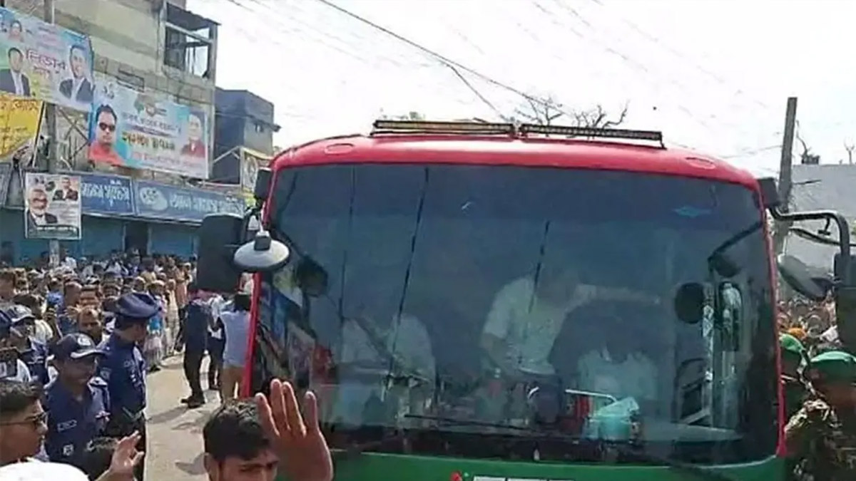 সড়কপথে কর্মসূচিস্থলে রওনা করেন প্রধানমন্ত্রী।  ছবি : সংগৃহীত