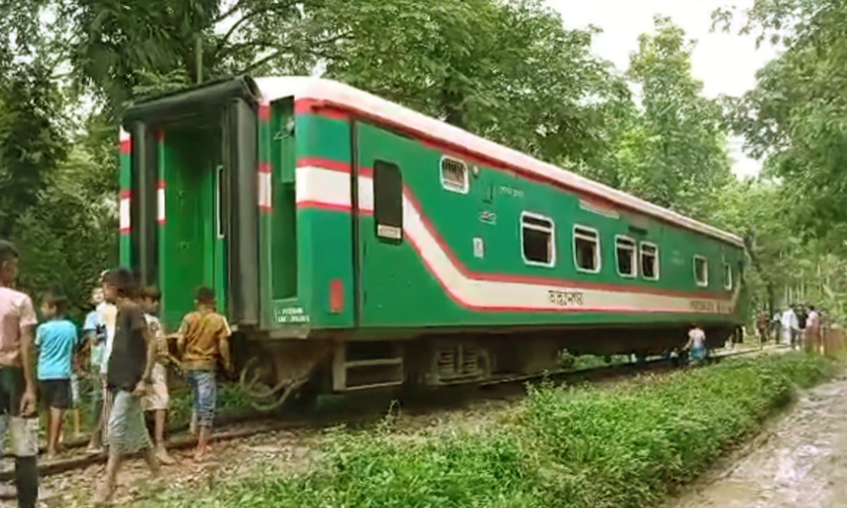 চট্টগ্রামের বোয়ালখালীর গোমদণ্ডী এলাকায় হুগ ভেঙে রেললাইনে আটকে আছে কক্সবাজার এক্সপ্রেস।  ছবি- রূপালী বাংলাদেশ