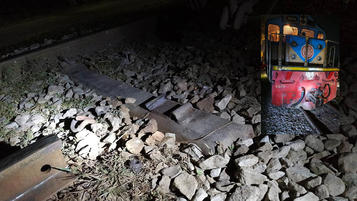 রেললাইন সরিয়ে ফেললে ঢাকাগামী অগ্নিবীণা এক্সপ্রেস ট্রেনটি লাইনচ্যুত হয়। ছবি : রূপালী বাংলাদেশ