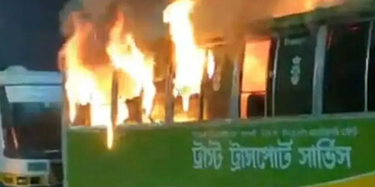 পল্লবীতে ট্রাস্ট পরিবহনের বাসে আগুন