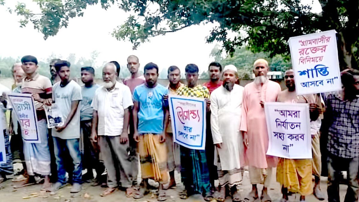 উল্লাপাড়ায় আ. লীগ নেতা আকমল বাহিনীর নির্যাতন বিরুদ্ধে মানববন্ধন। ছবি- রূপালী বাংলাদেশ