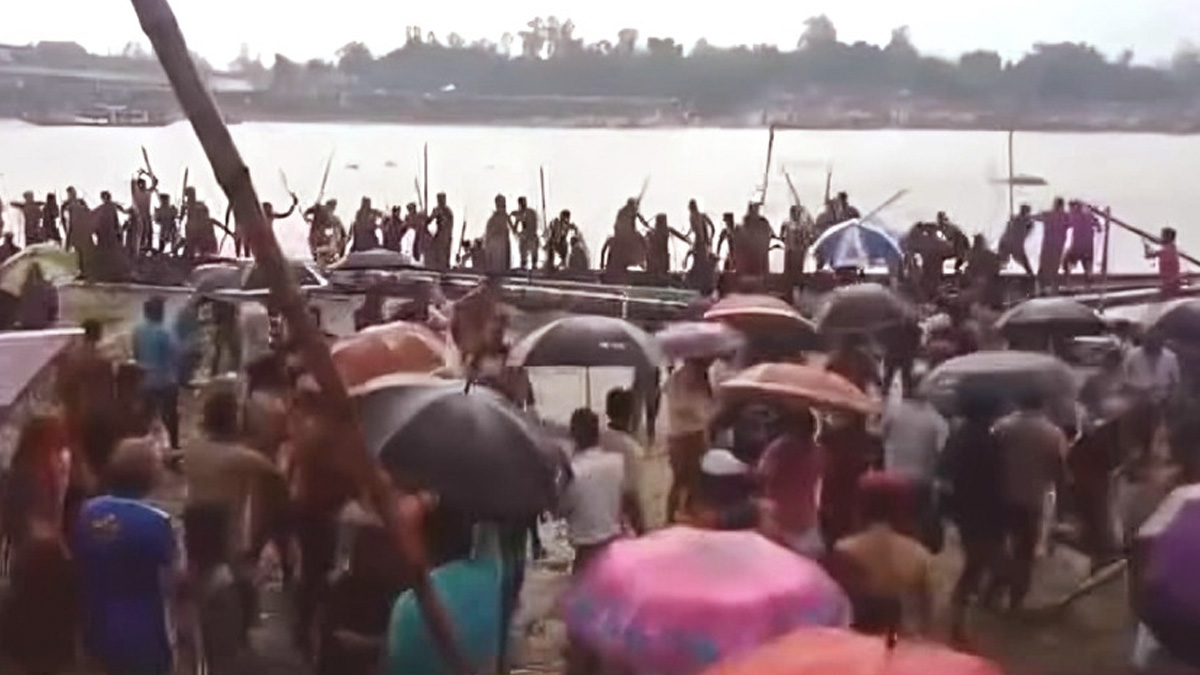 নৌকা বাইচ প্রতিযোগিতায় দুটি পানসির বাইছালদের মধ্যে সংঘর্ষ। ছবি- রূপালী বাংলাদেশ
