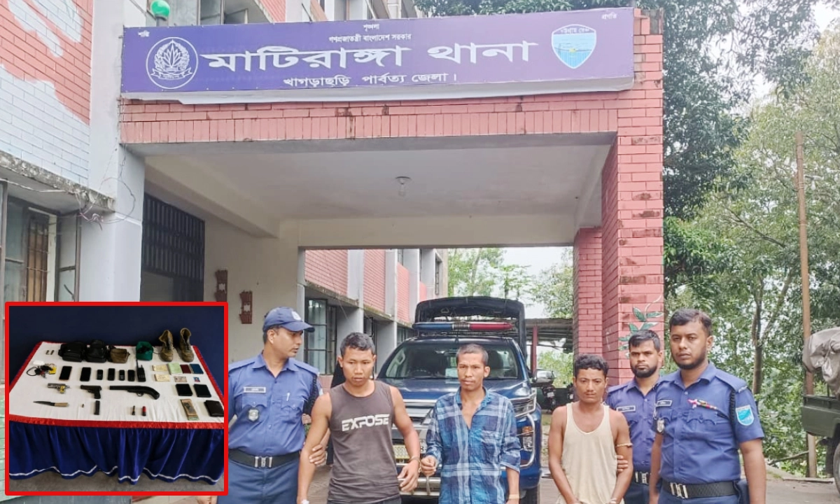 স্বশস্ত্র সন্ত্রাসী সংগঠন ইউপিডিফের তিন সদস্যকে অস্ত্র ও গোলাবারুদসহ আটক করে সেনাবাহিনী। ছবি : রূপালী বাংলাদেশ