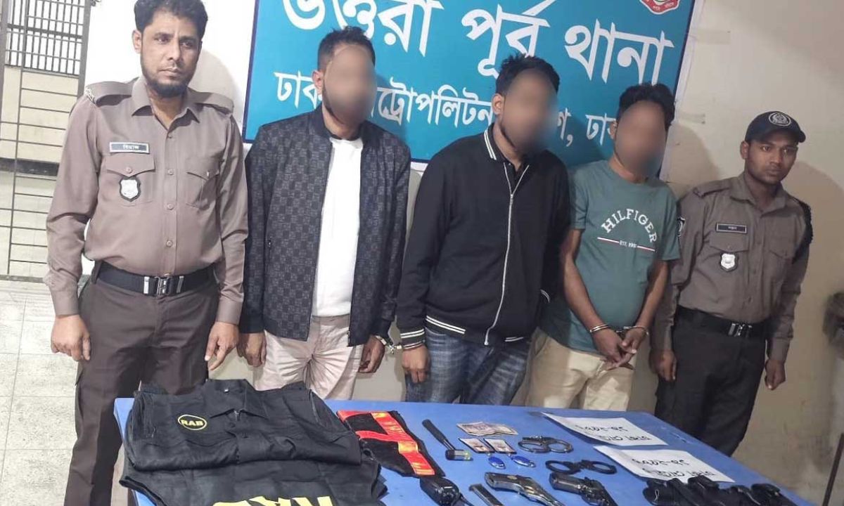 ডাকাতির প্রস্তুতিকালে গ্রেপ্তার তিন ডাকাত। ছবি : সংগৃহীত