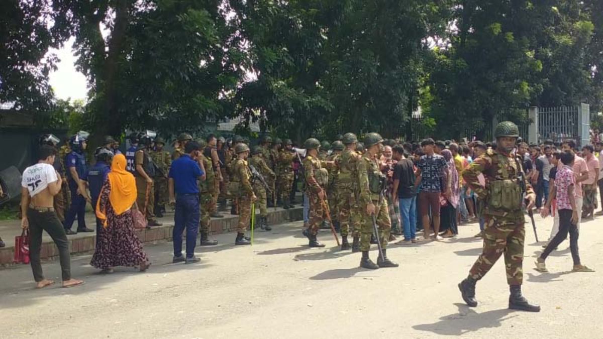 নীলফামারীর উত্তরা ইপিজেডে আইনশৃঙ্খলা বাহিনী পরিস্থিতি নিজেদের নিয়ন্ত্রণে রাখতে কাজ করছে।