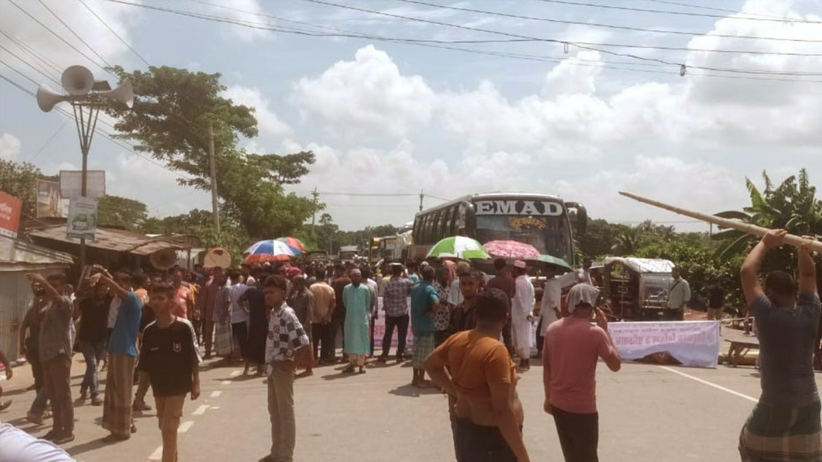 আলগী ও হামিদী ইউনিয়নকে নগরকান্দা উপজেলায় অন্তর্ভুক্ত করার সিদ্ধান্তের প্রতিবাদে সড়ক অবরোধ স্থানীয়দের ।     ছবি- সংগৃহীত