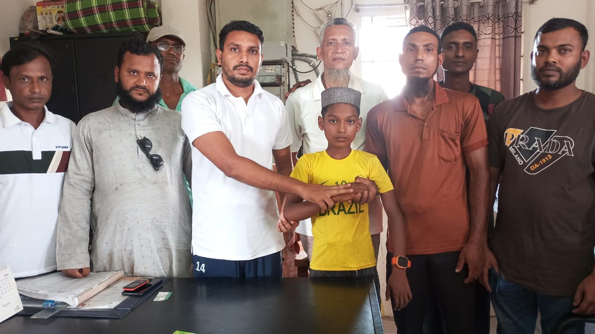  ভাঙ্গা রেলওয়ে স্টেশন মাস্টারের কক্ষে মো. তামিম মোল্লাকে তার পিতার কাছে বুঝিয়ে দেওয়া হয়েছে।             ছবি- রূপালী বাংলাদেশ