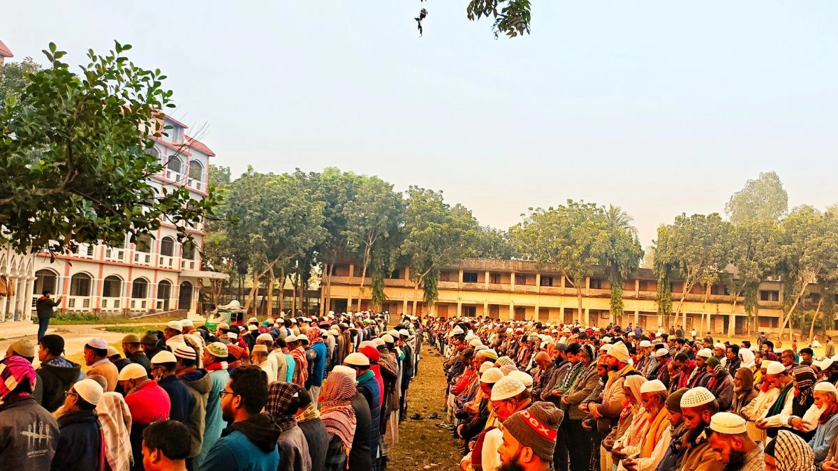 পাবনার ভাঙ্গুড়ায় বিএনপির চেয়ারপারসন ও সাবেক প্রধানমন্ত্রী বেগম খালেদা জিয়ার গায়েবানা জানাজায় অংশ নেন হাজারো মানুষ। ছবি- রূপালী বাংলাদেশ