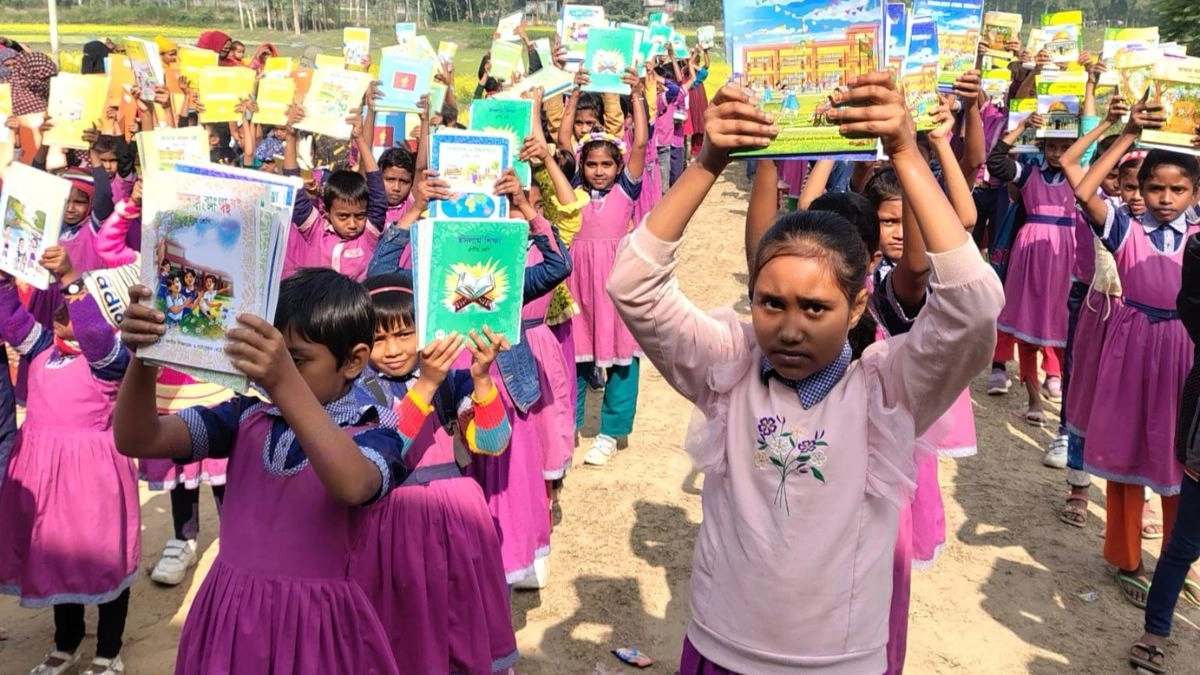 ভাঙ্গুড়া উপজেলার প্রাথমিক বিদ্যালয়ের শিক্ষার্থীরা নতুন বই হাতে পেয়ে উচ্ছ্বসিত। ছবি- রূপালী বাংলাদেশ
