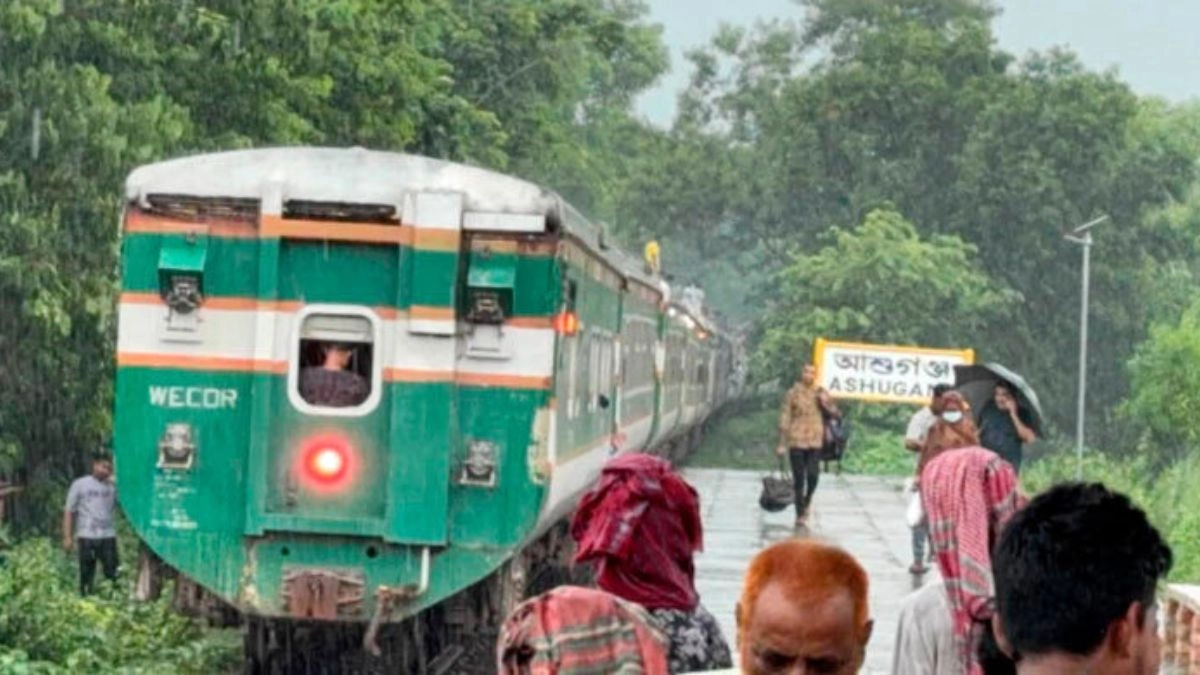 পাঁচ বগি রেখেই আশুগঞ্জ স্টেশন ছেড়ে যাওয়া ঢাকাগামী আন্তঃনগর মহানগর এক্সপ্রেস। ছবি- সংগৃহীত