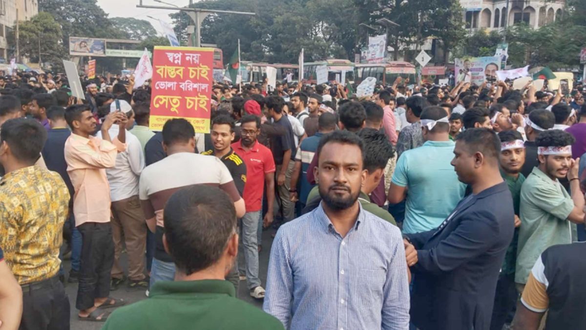 সেতুর দাবিতে শাহবাগে ভোলাবাসী। ছবি- সংগৃহীত