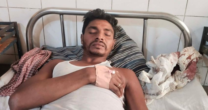 আহতদের মধ্যে একজন। ছবি : রূপালী বাংলাদেশ