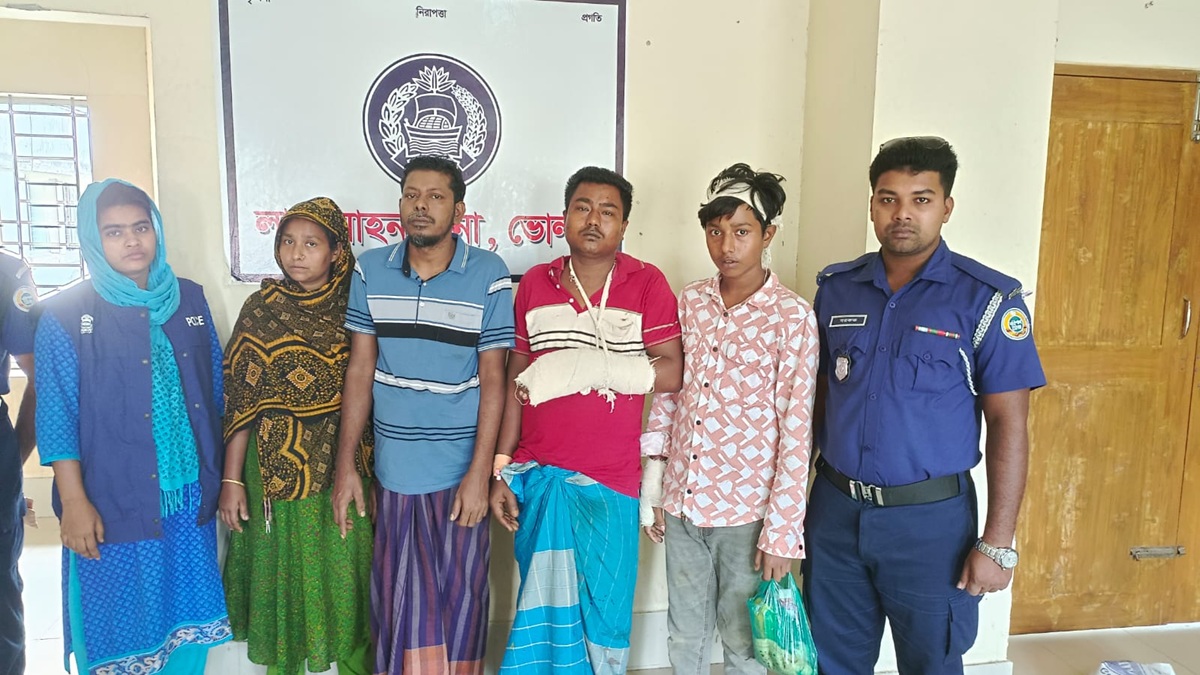 আটককৃতরা। ছবি : রূপালী বাংলাদেশ