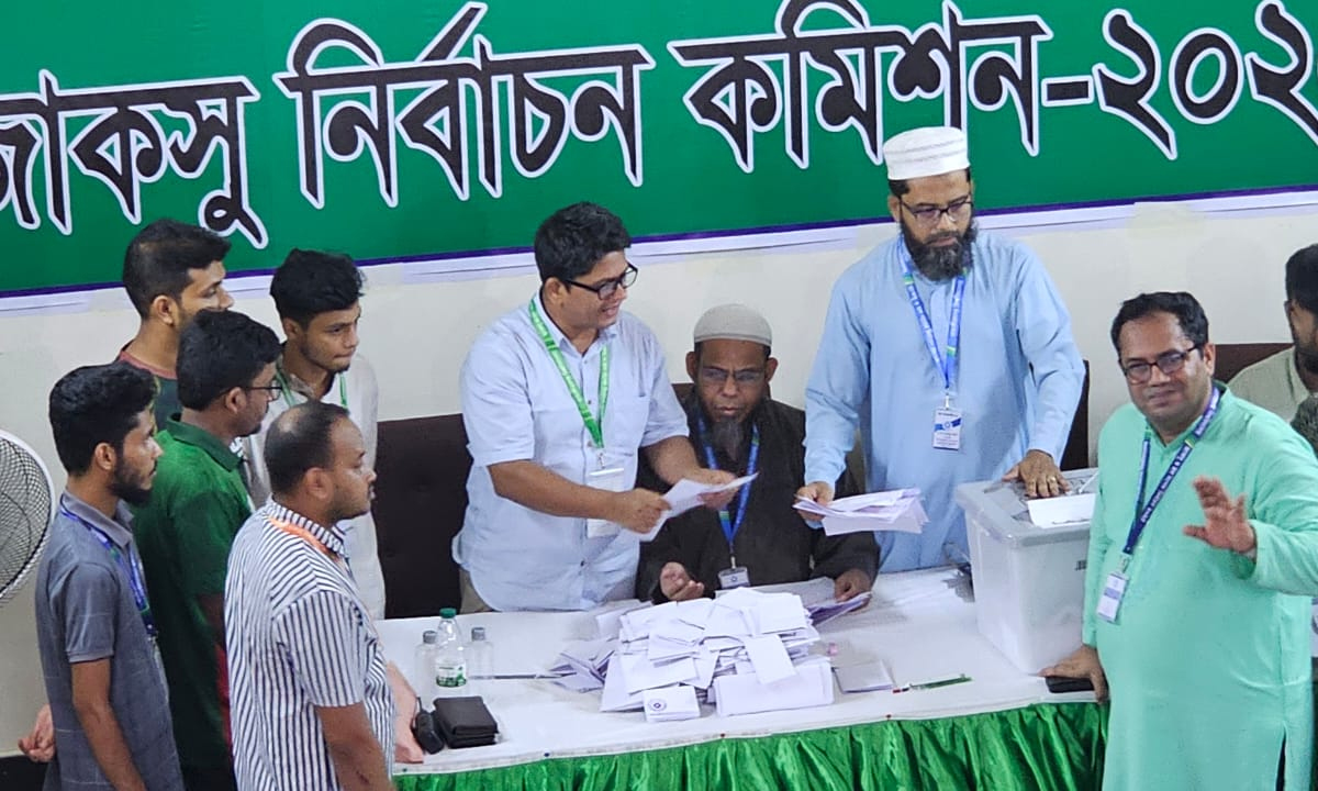ভোট গণনার কার্যক্রম শুরু হয়েছে। ছবি- রূপালী বাংলাদেশ