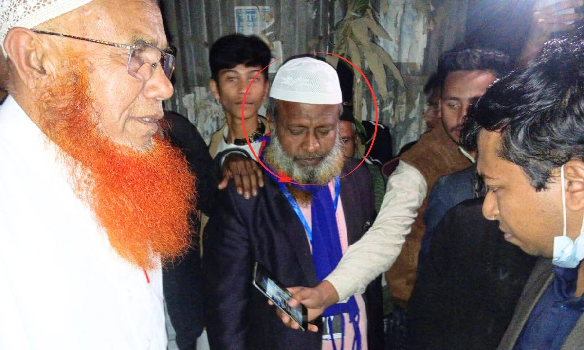 অভিযুক্ত ইদ্রিস ঢালীকে জেলা প্রশাসনের হাতে তুলে দিচ্ছেন স্থানীয়রা। ছবি : সংগৃহীত