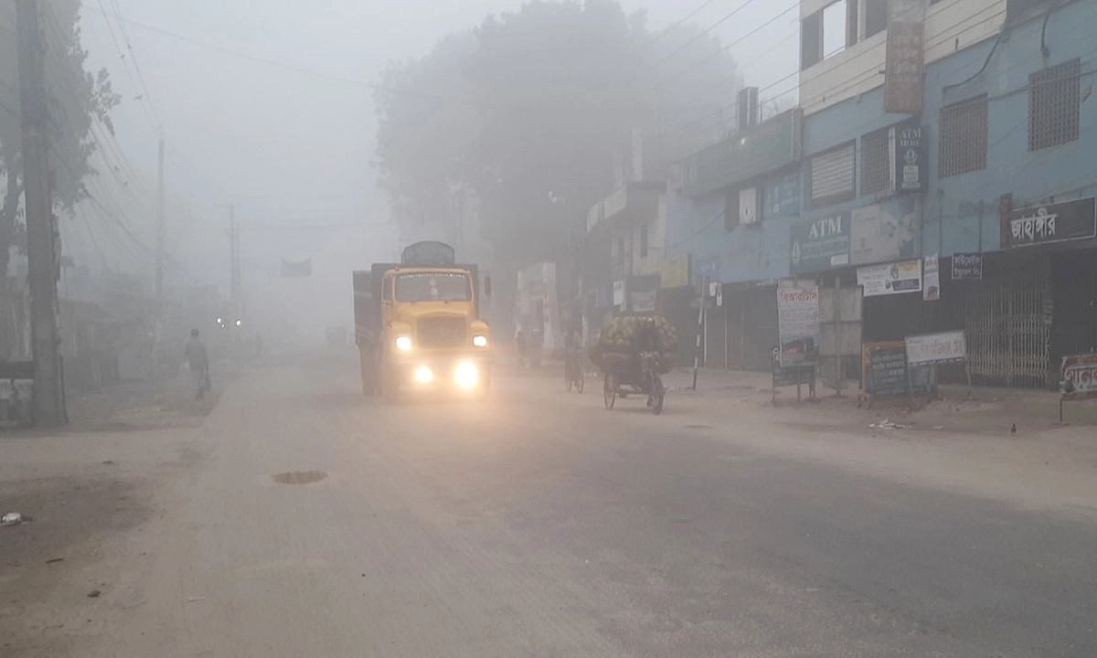 রাত থেকে সকাল পর্যন্ত কুয়াশায় ঢাকা থাকে তেঁতুলিয়া। ছবি- সংগৃহীত
